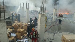 Bomberos sofocan incendio registrado en almacén en Barrios Altos (FOTOS Y VIDEO)