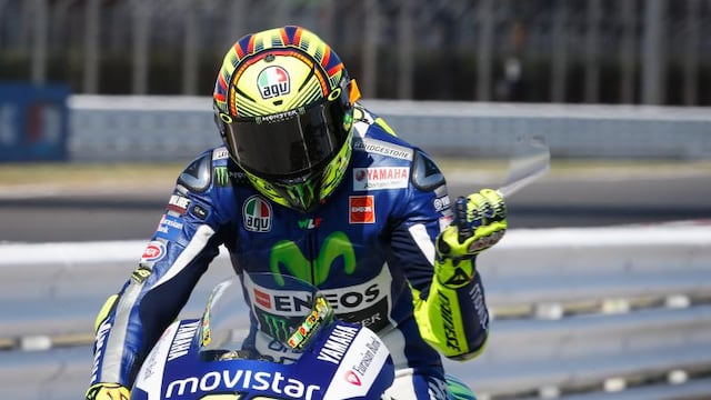 Valentino Rossi es sancionado con un punto por molestar a Lorenzo 