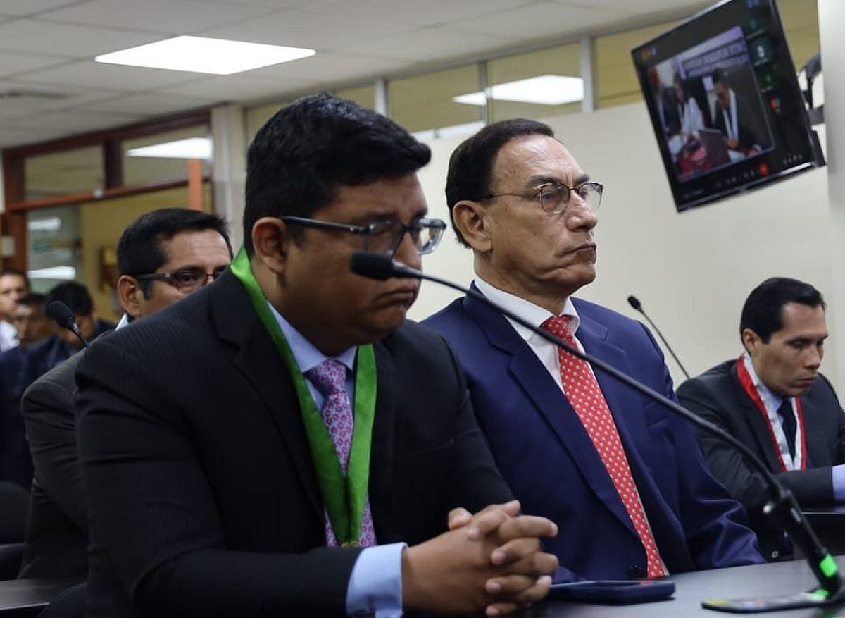 Erwin Siccha junto a Martín Vizcarra durante lectura de sentencia de 14 años de prisión. (Foto: Poder Judicial)