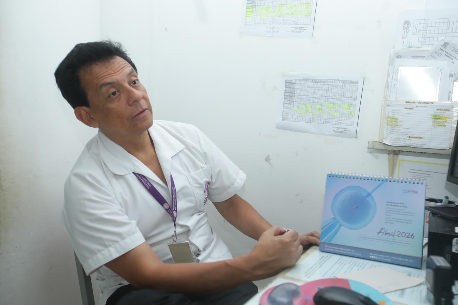 El doctor Luis Alberto Carpio Guzmán ha ayudado a decenas de parejas a convertirse en padres.