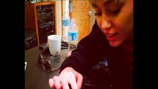 Captan a Miley Cyrus armando cigarro de marihuana [FOTO]