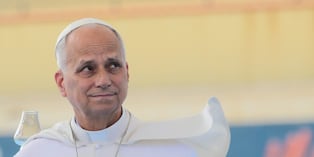 El papa León XIV reacciona a su llegada a una misa durante una visita de un día a la isla de Lampedusa, al sur de Sicilia, el 4 de julio de 2026. (Tiziana FABI / AFP)