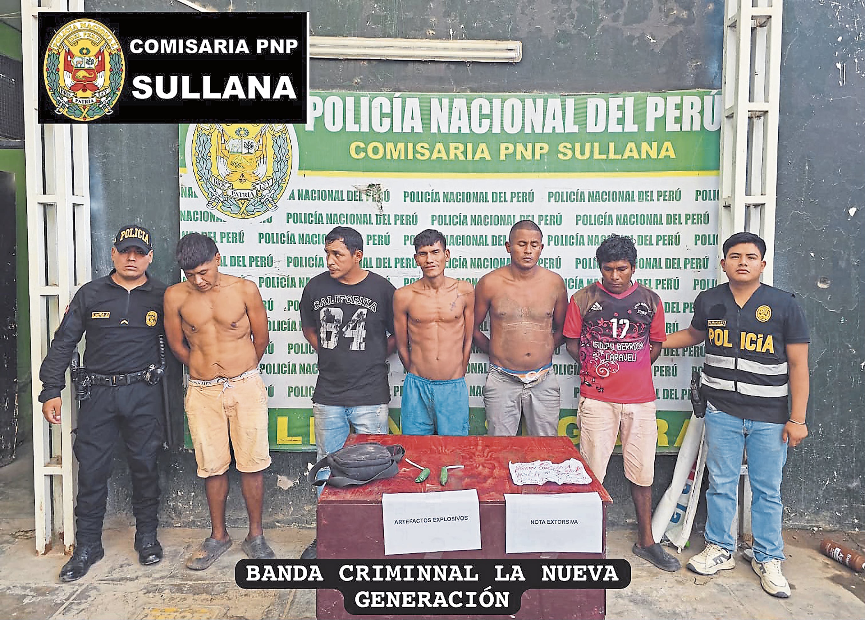 Los sospechosos intervenidos son interrogados sobre caso de extorsión. Agentes de la comisaría PNP de Sullana, al lado de los detenidos.