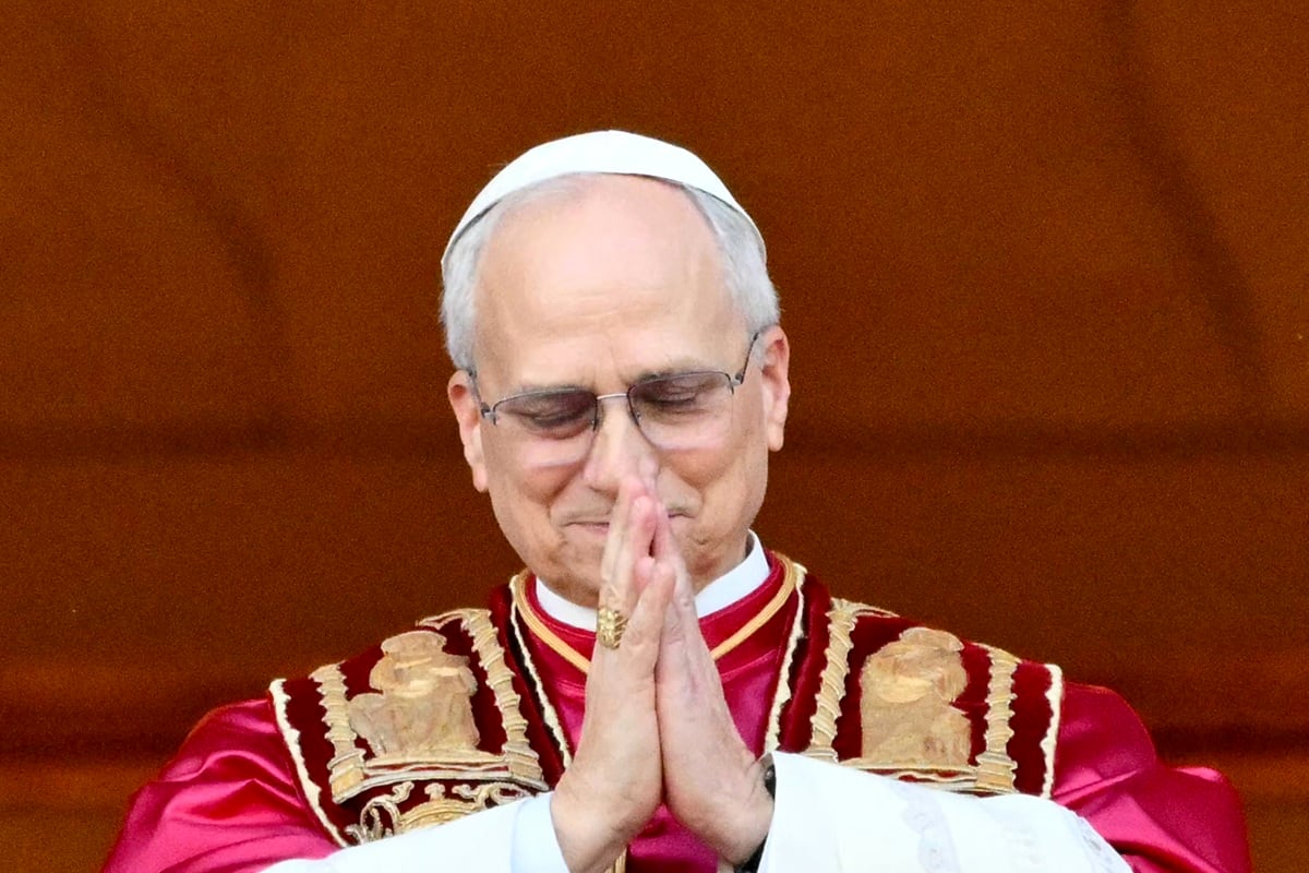 El recién elegido papa León XIV, Robert Prevost, se dirige a la multitud desde el balcón principal de la logia central de la Basílica de San Pedro por primera vez, en el Vaticano, el 8 de mayo de 2025. (Foto de Alberto PIZZOLI / AFP)