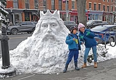 Escultor crea obra de arte en la calle con montículo de nieve que causa admiración