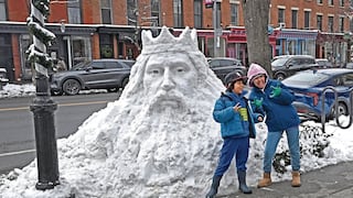 Escultor crea obra de arte en la calle con montículo de nieve que causa admiración