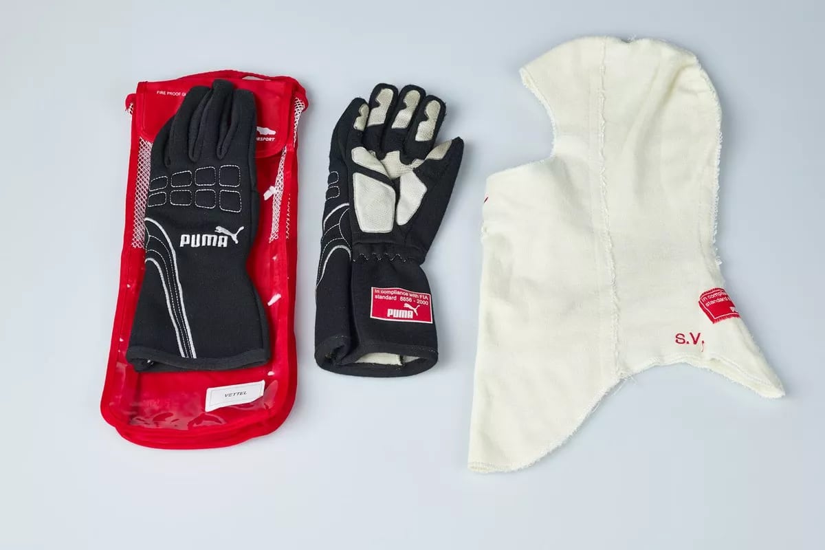 Traje interior, guantes y pasamontañas de Sebastian Vettel, cuando estaba en la Scuderia Toro Rosso.
