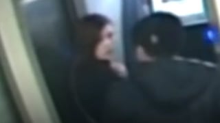 Ladrón termina devolviendo dinero robado a mujer al ver su cuenta bancaria (VIDEO)