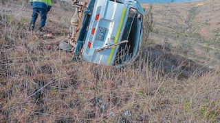 Mueren 4 personas y 13 resultan heridas al caer combi a un abismo