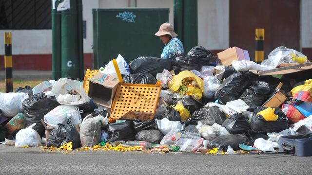 Reportan acumulación de basura en varias calles de Surco | VIDEO