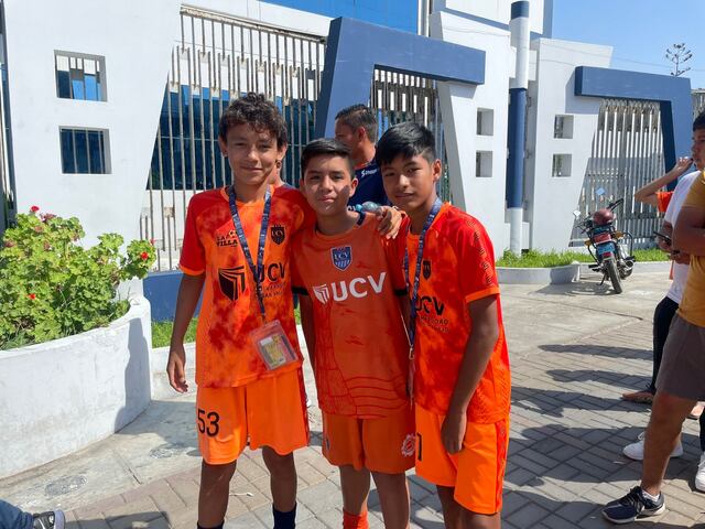 Los niños lucen con orgullo los colores de la César Vallejo.