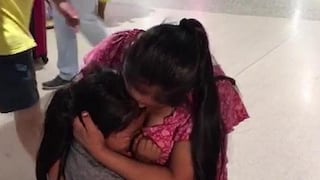 El emotivo encuentro entre madre e hija separadas en la frontera (VÍDEO)