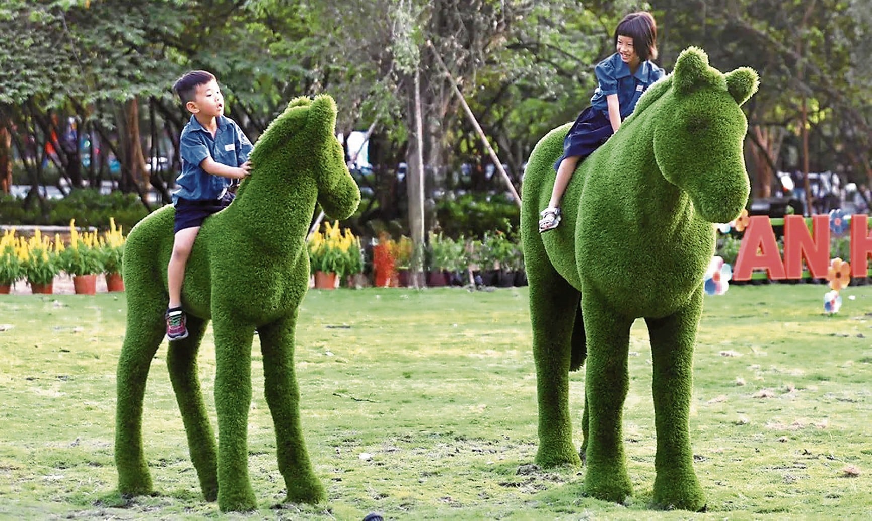 Los caballos en Vietnam son atracción para los niños.