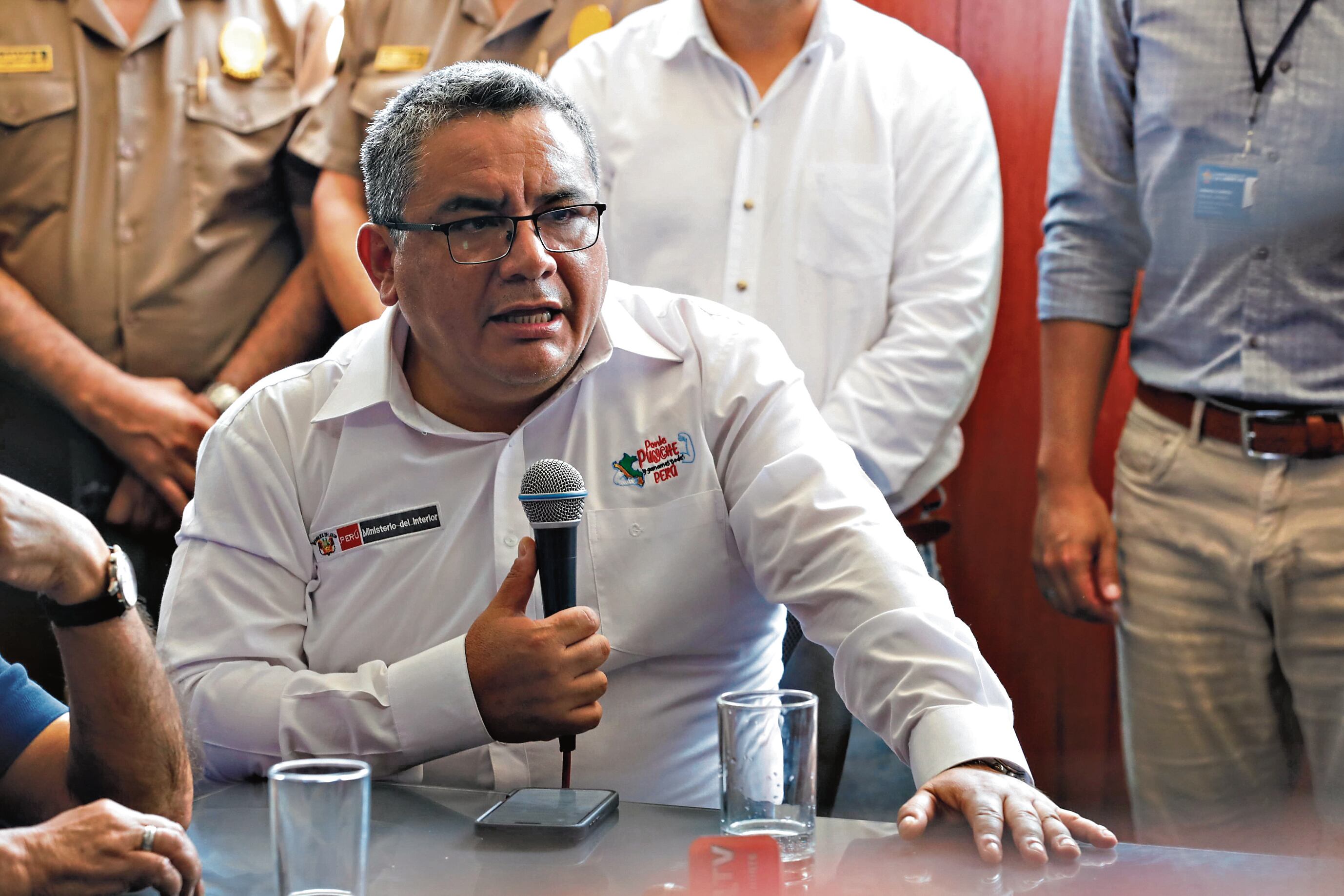 Juan Santiváñez se aferra al cargo de ministro del Interior mientras el país se desangra por las delincuencia.