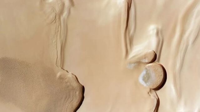 En el planeta Marte hay enormes dunas de arena mezclada con hielo