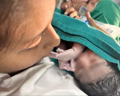 Nacimiento del primer hijo de Azucena Calvay