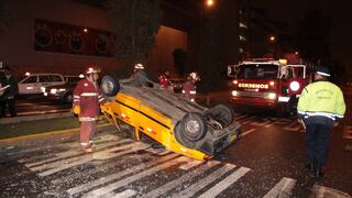 Centro de Lima: Taxi choca y queda volcado en medio de la pista
