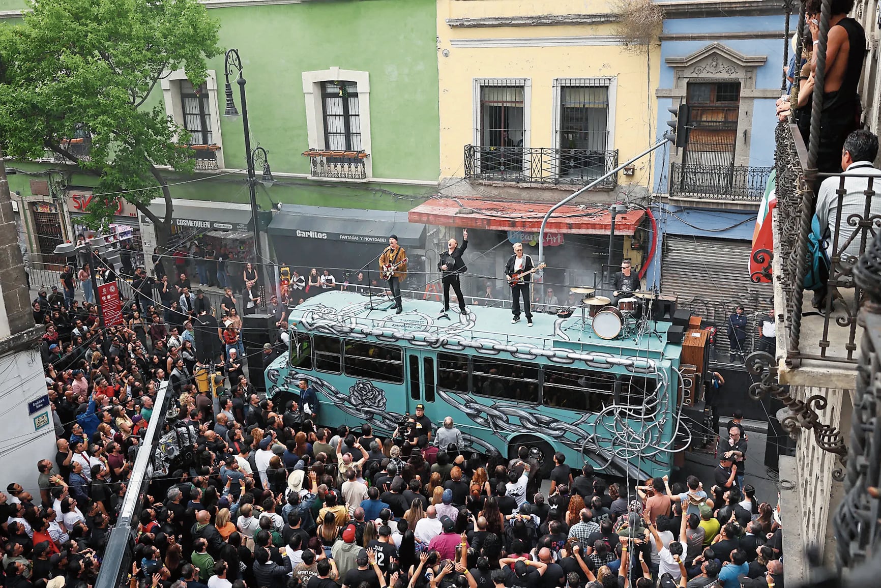 La mítica banda irlandesa U2, con su líder Bono a la cabeza, la hizo ante fans que pasaban por el lugar, en México.