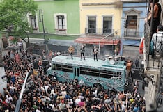U2 arma conciertazo en techo de viejo ómnibus decorado al estilo “retro”