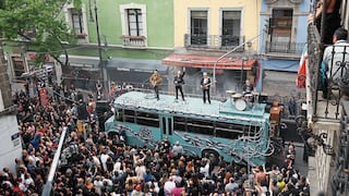 U2 arma conciertazo en techo de viejo ómnibus decorado al estilo “retro”