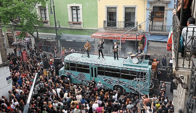 La mítica banda irlandesa U2, con su líder Bono a la cabeza, la hizo ante fans que pasaban por el lugar, en México.
