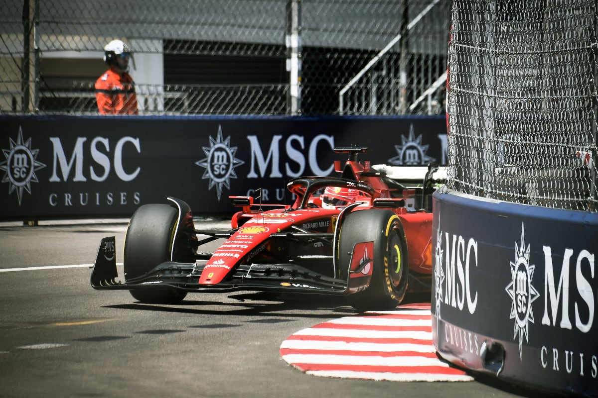 El piloto monegasco de Ferrari Charles Leclerc conduce durante la segunda sesión de entrenamientos del Gran Premio de Mónaco de Fórmula Uno en el circuito urbano de Mónaco, en Mónaco, el 26 de mayo de 2023. | Crédito: OLIVIER CHASSIGNOLE / AFP