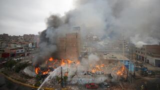 Bronca de barristas provocó incendio