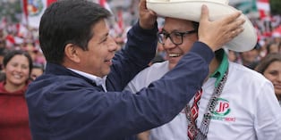 Roberto Sánchez emplea sombrero chotano de Pedro Castillo y promete indultarlo. Hecho con IA