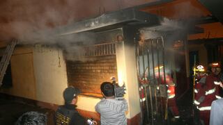 Incendio consume un puesto en mercado de Villa el Salvador