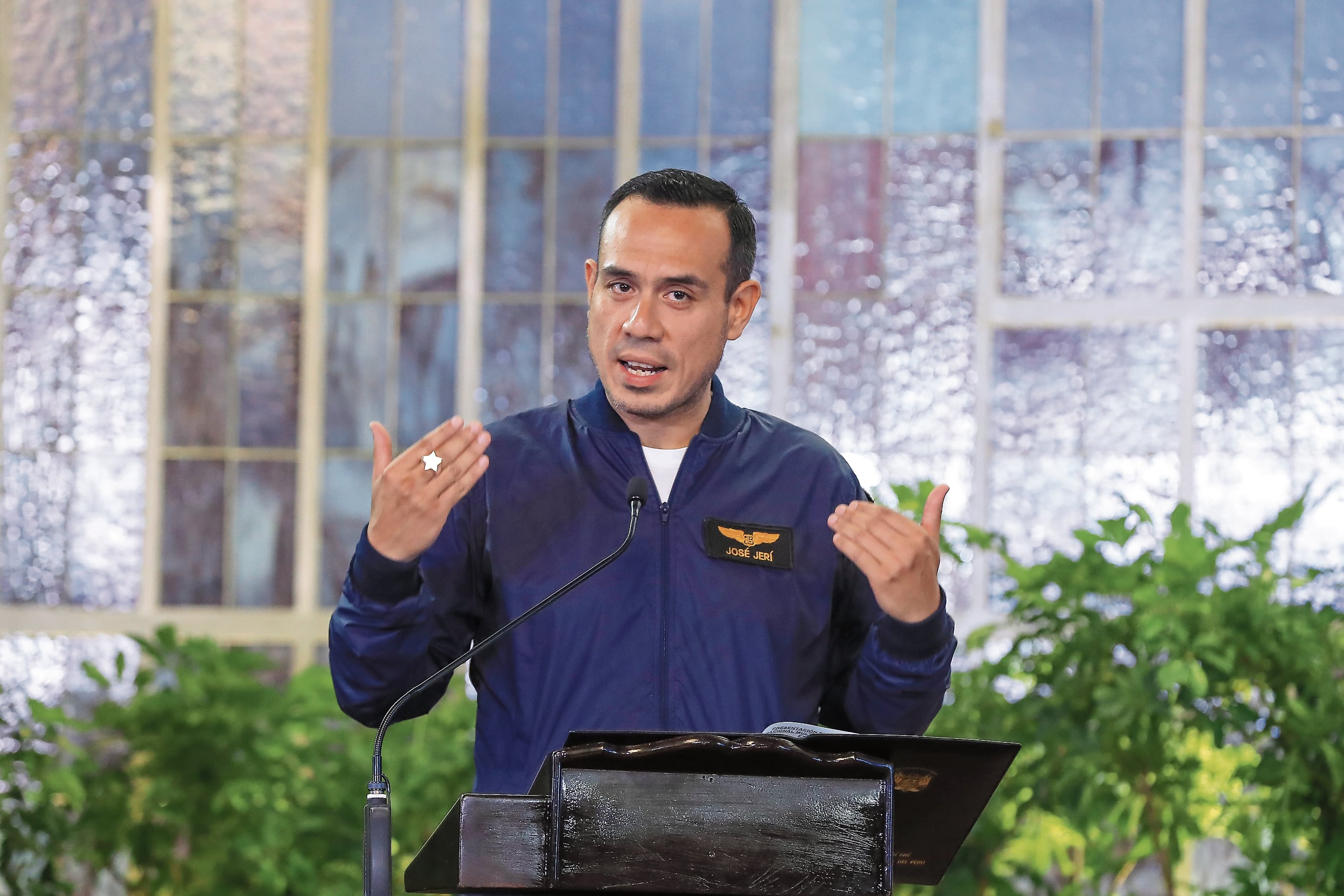 El presidente José Jerí aún no revela si pagó el chifa ni qué llevó o sacó en el morral que llevó a la cita fuera de agenda, oculta.