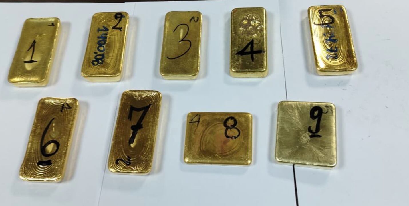 Lingotes de oro estaban escondida en la mochila y hasta en sus zapatos.