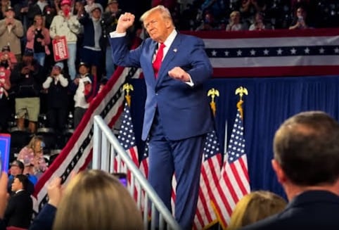 El presidente de Estados Unidos (EE.UU.), Donald Trump, cerró mitin con su tradicional bailecito.