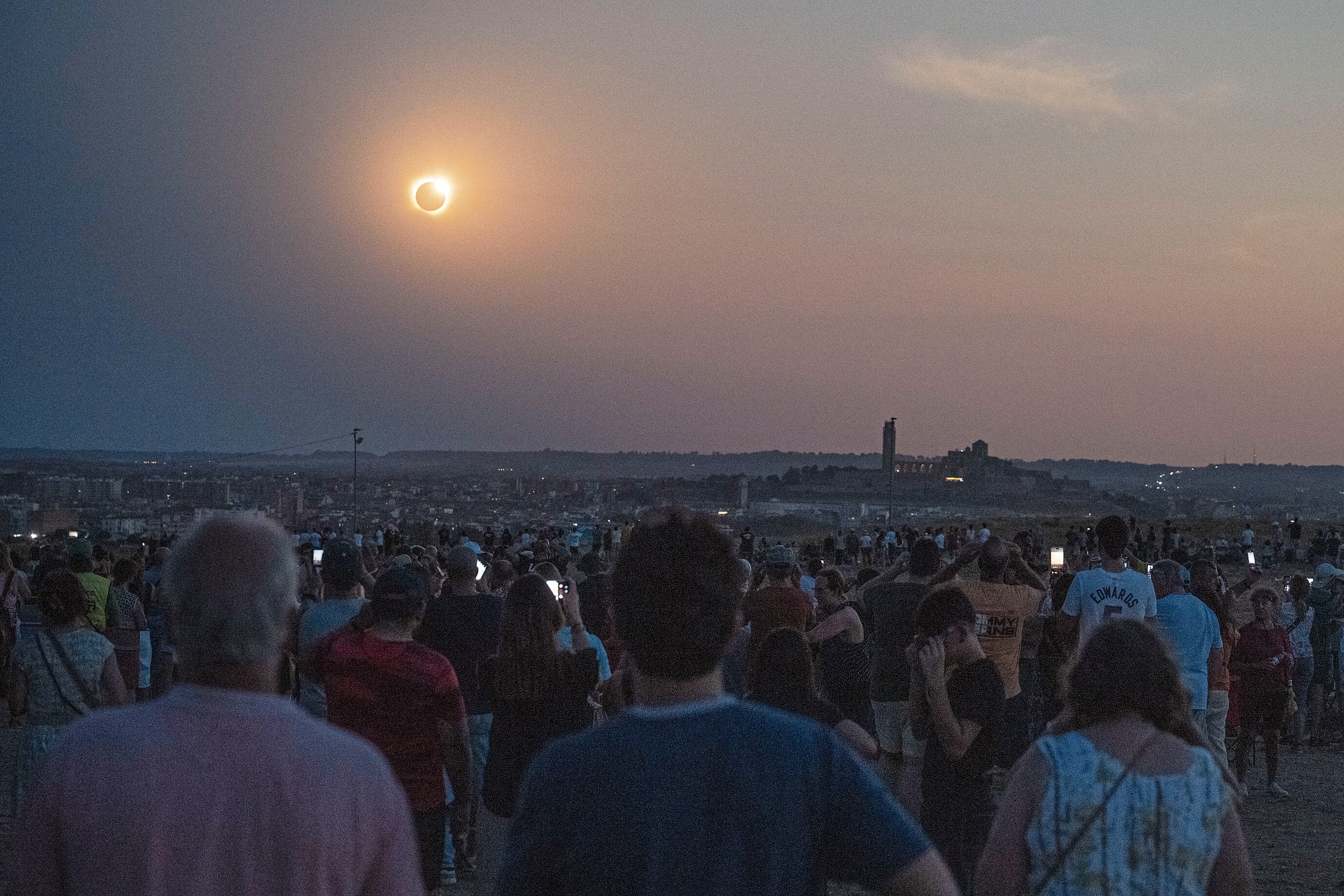 Acá, en España, Lleida vive el eclipse de sol más multitudinario desde el barrio de los Magraners, uno de los puntos habilitados por la Paeria. EFE/ Álex López.