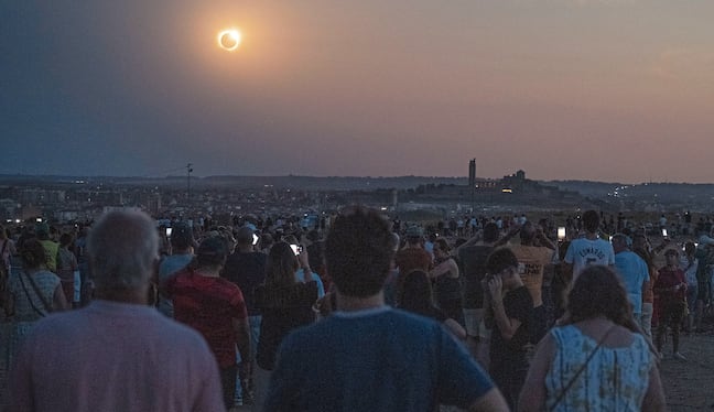 Acá, en España, Lleida vive el eclipse de sol más multitudinario desde el barrio de los Magraners, uno de los puntos habilitados por la Paeria. EFE/ Álex López.