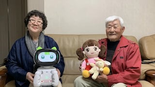 Muñecos son fieles compañías de abuelitos que viven solos