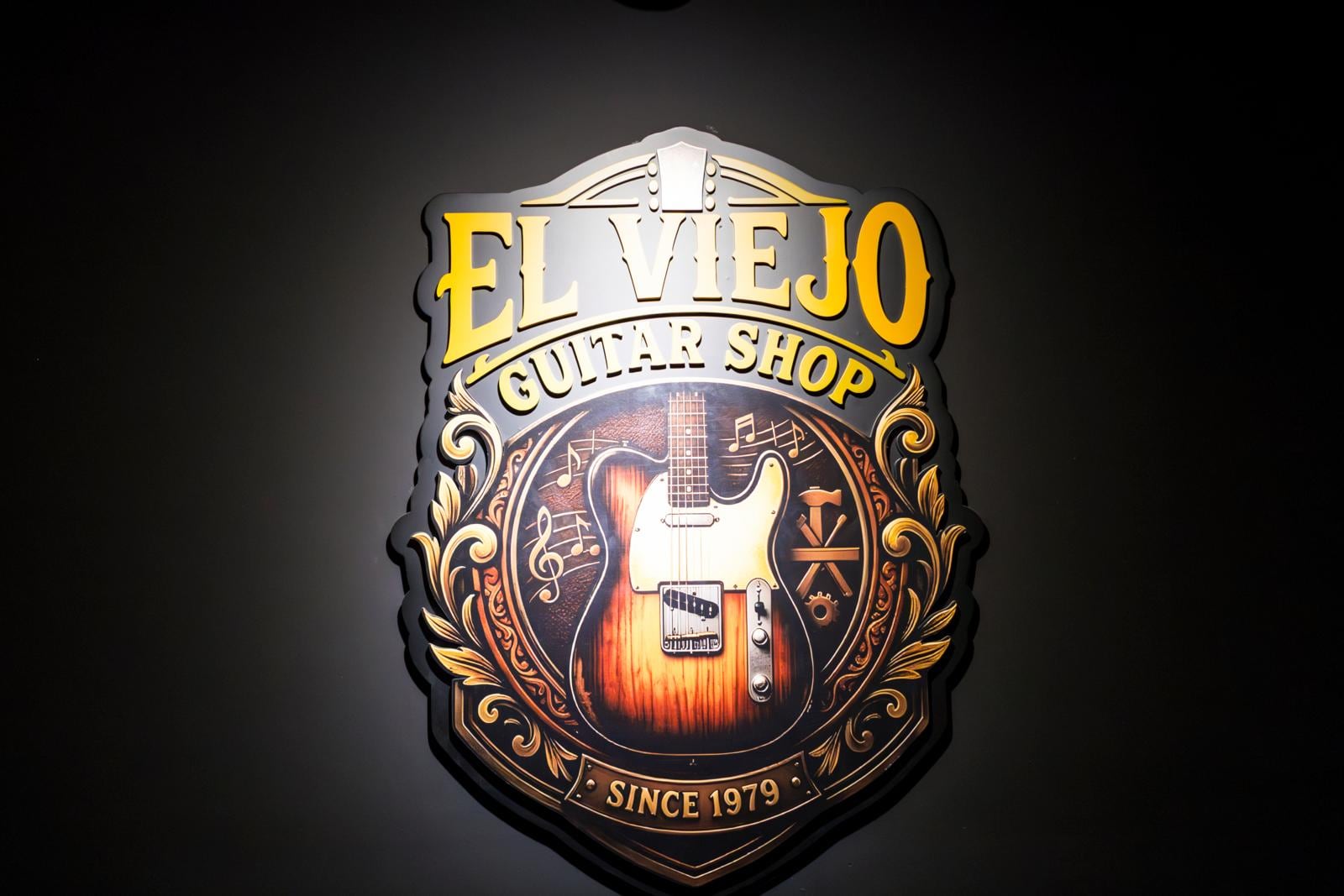 Logo de la tienda boutique de guitarras de "El Viejo". FOTO: Mario Zapata / GEC.