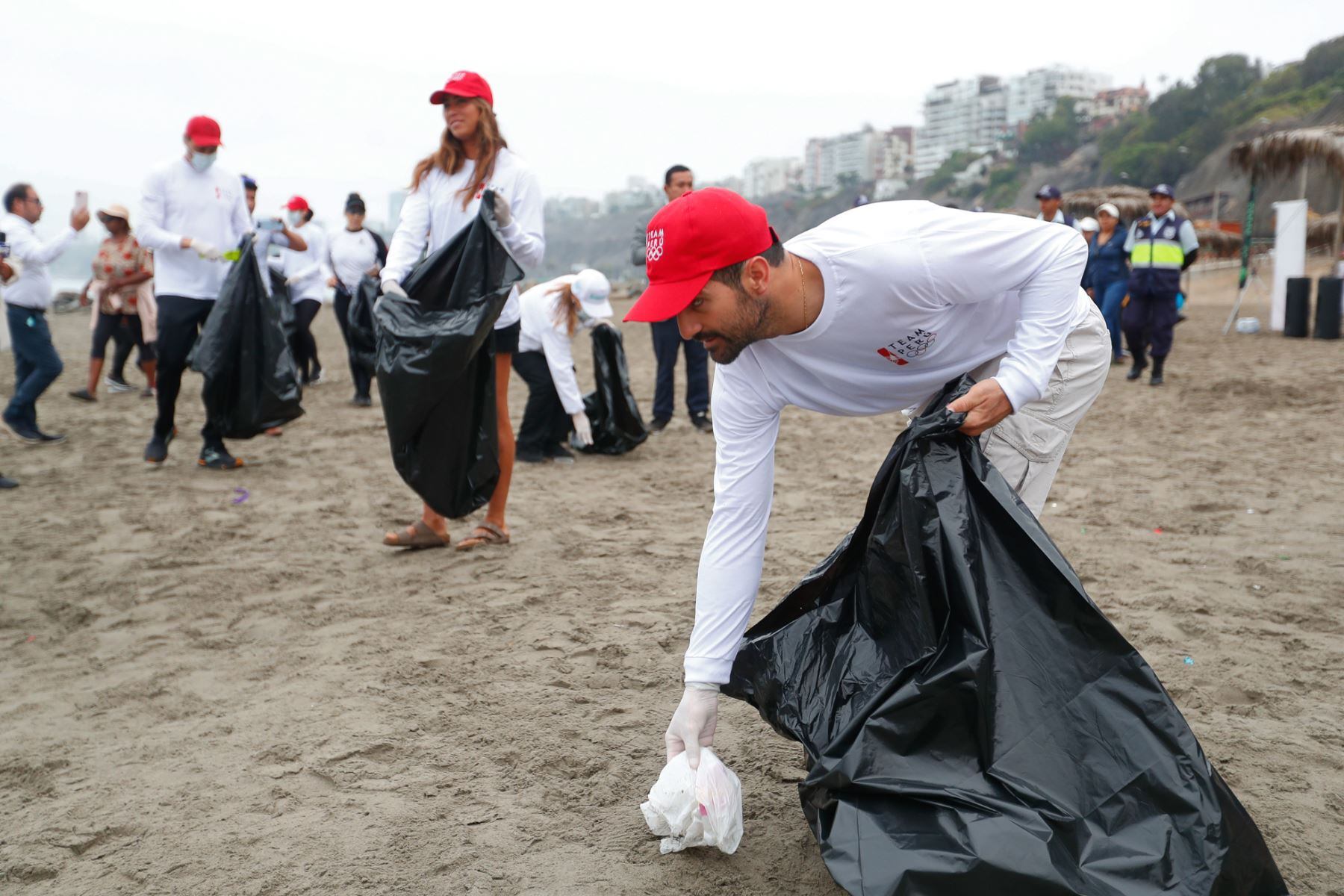 Medallista olímpico realiza limpieza de playas