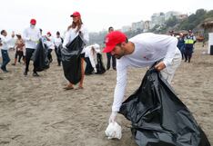 Medallista olímpico y deportistas destacados limpian playa