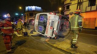 Choque de taxi contra ambulancia deja cuatro heridos en el Cercado de Lima (VIDEO)