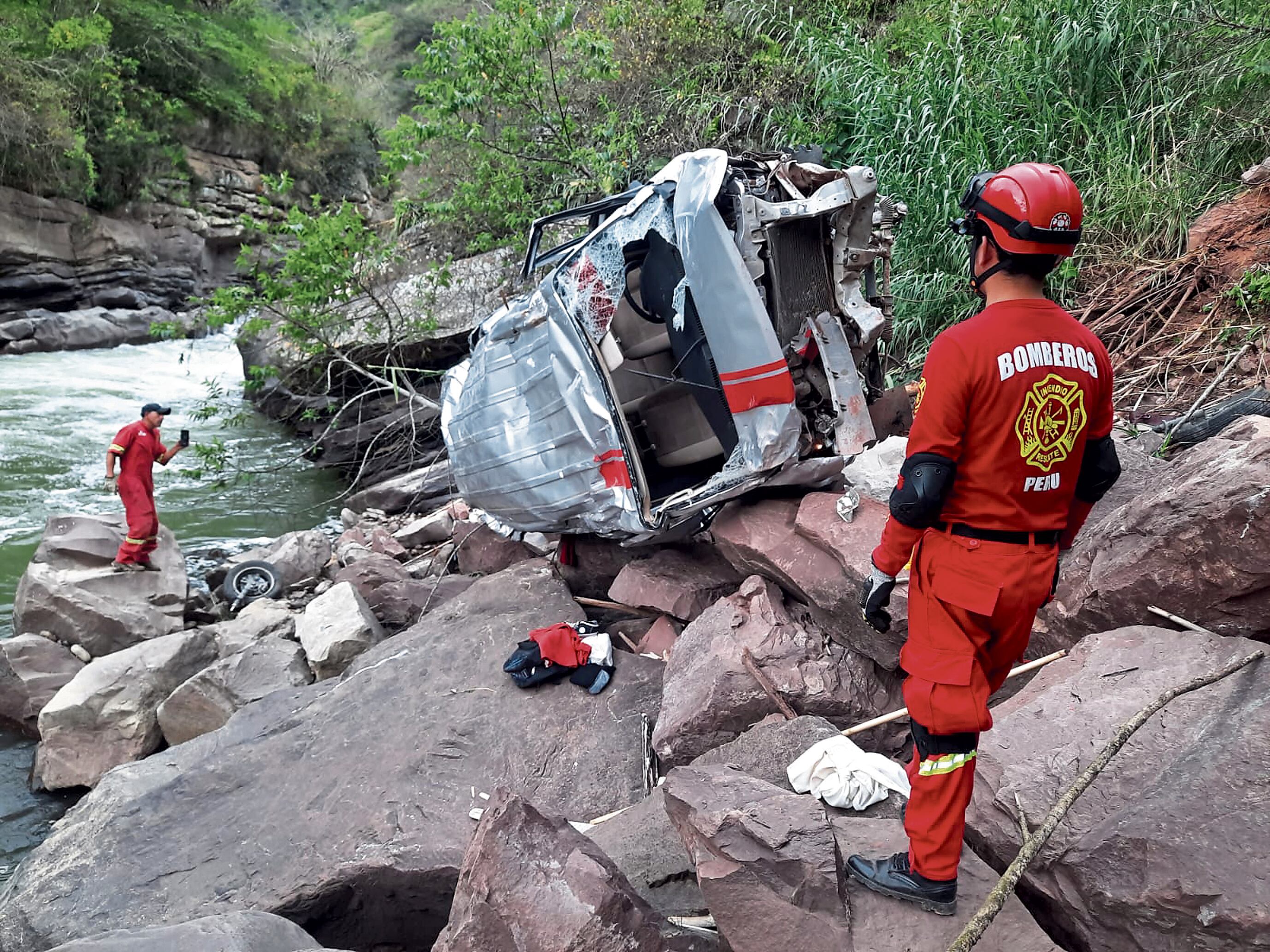 Cinco muertos y ocho heridos fue el saldo que dejó la volcadura y el despiste de una camioneta cargado con más de 20 pasajeros hacia un abismo en la localidad de Urumba Alto, en Cajamarca.