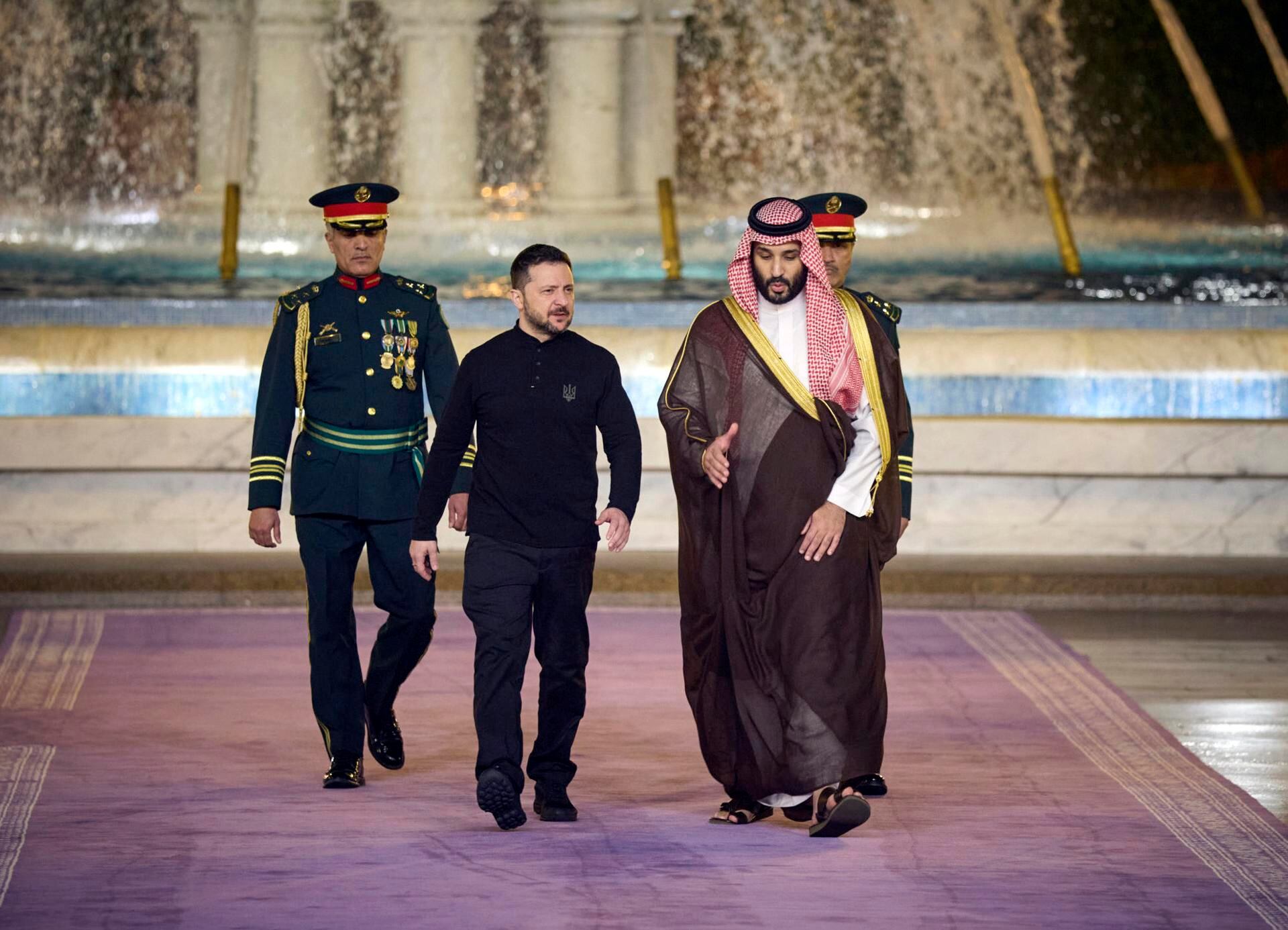 El presidente ucraniano, Volodymyr Zelensky (C), caminando con el príncipe heredero saudí y el primer ministro Mohammed bin Salman Al Saud (D), durante su reunión en Yeda, Arabia Saudita, a finales del 10 de marzo de 2025. EFE/EPA/UCRANIA SERVICIO DE PRENSA PRESIDENCIAL