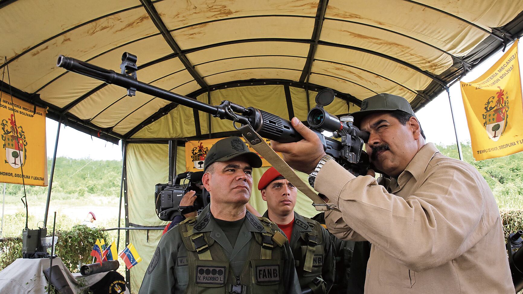 El presidente de Venezuela, Nicolás Maduro, "apunta" a Estados Unidos.