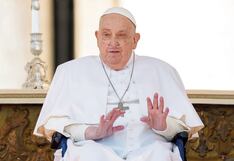 Papa Francisco reaparece en silla de ruedas y con oxígeno ante sus fieles