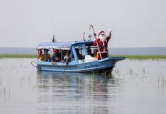 Papá Noel de los pobres usa lancha para llevar regalos en vez de tradicional trineo