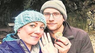 Australia: Joven tímido regala a su novia un collar con anillo de compromiso escondido
