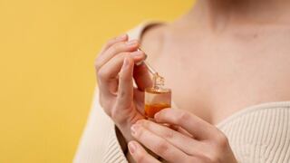 Secretos que seguro no sabías para que tu perfume dure mucho más