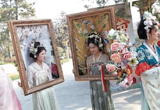 Chinitas trabajan como “cuadros vivientes” en impresionante jardín que atrae a turistas