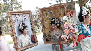 Chinitas trabajan como “cuadros vivientes” en impresionante jardín que atrae a turistas