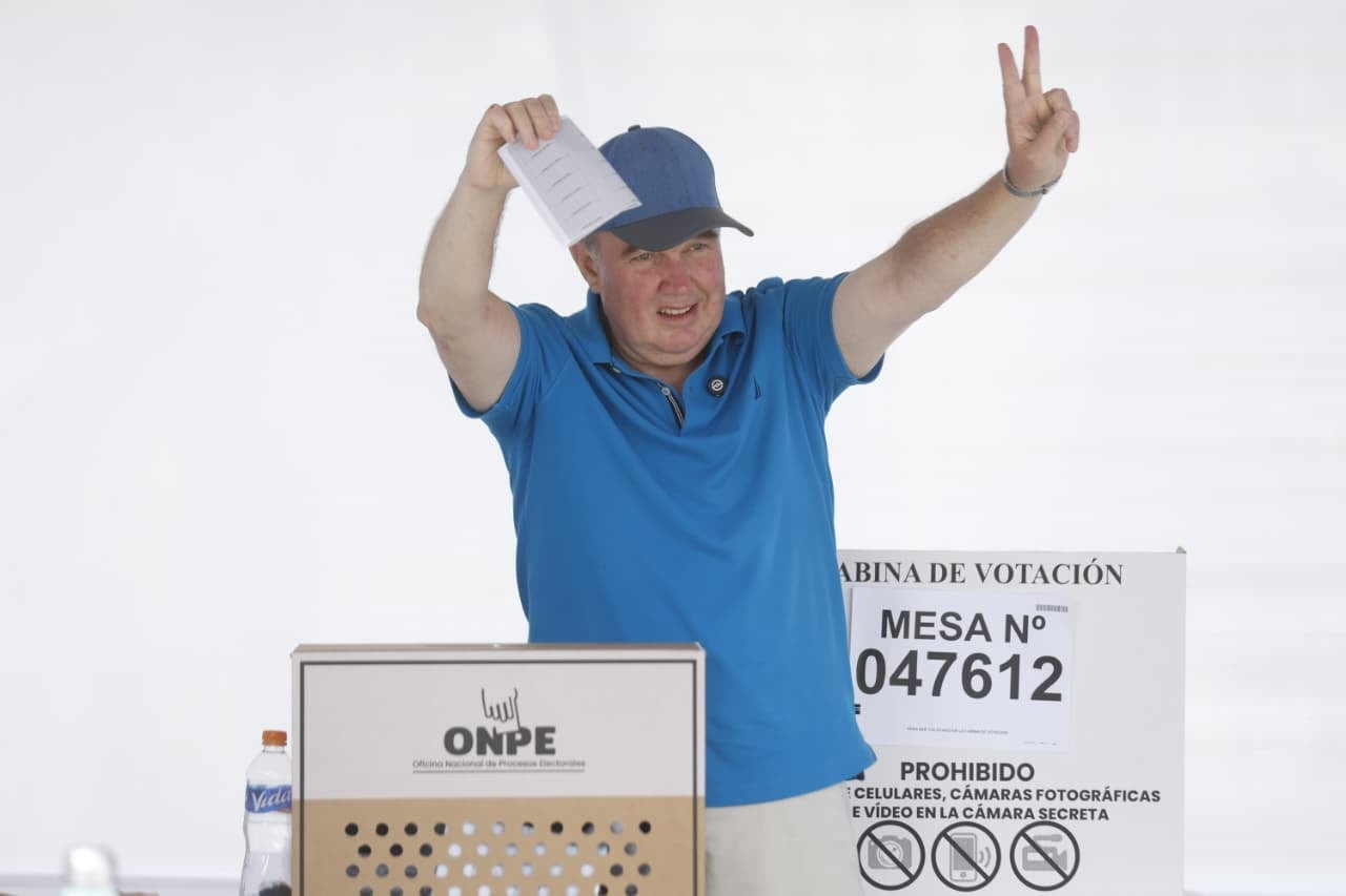 El candidato a primer regidor por Lima, Rafael López Aliaga, ejerce su derecho al voto en el local ubicado en la avenida del Parque 120, en el distrito de San Isidro. Su mesa de votación es la N.° 047612. (Foto: Mario Zapata N. / @photo.gec)
