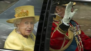 Subastan Aston Martin modificado para que la reina vea sus sombreros